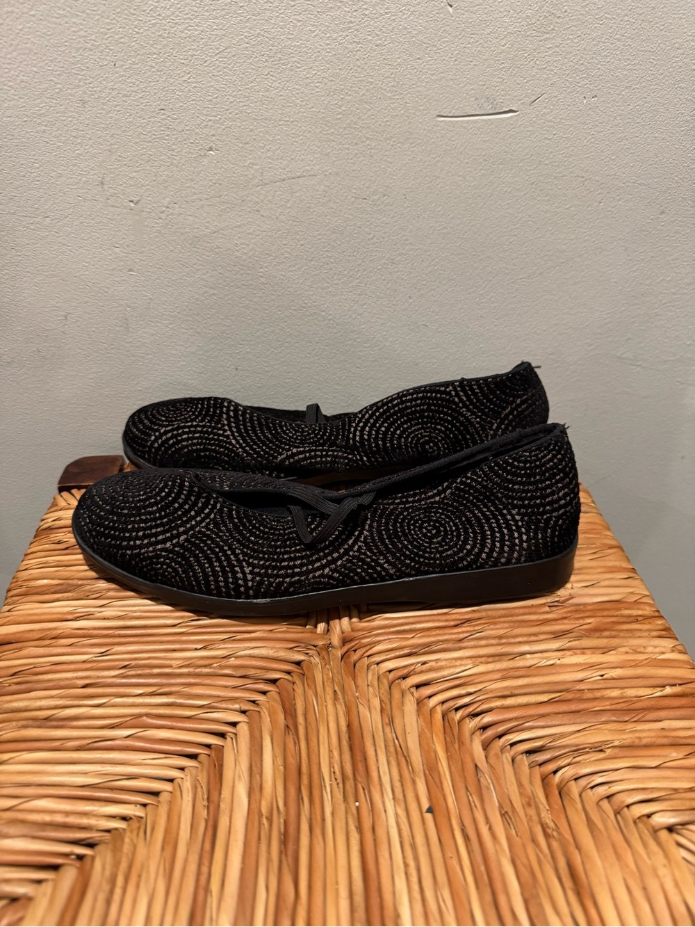 Women’s Apropos black/gold Slip-Ons size 9